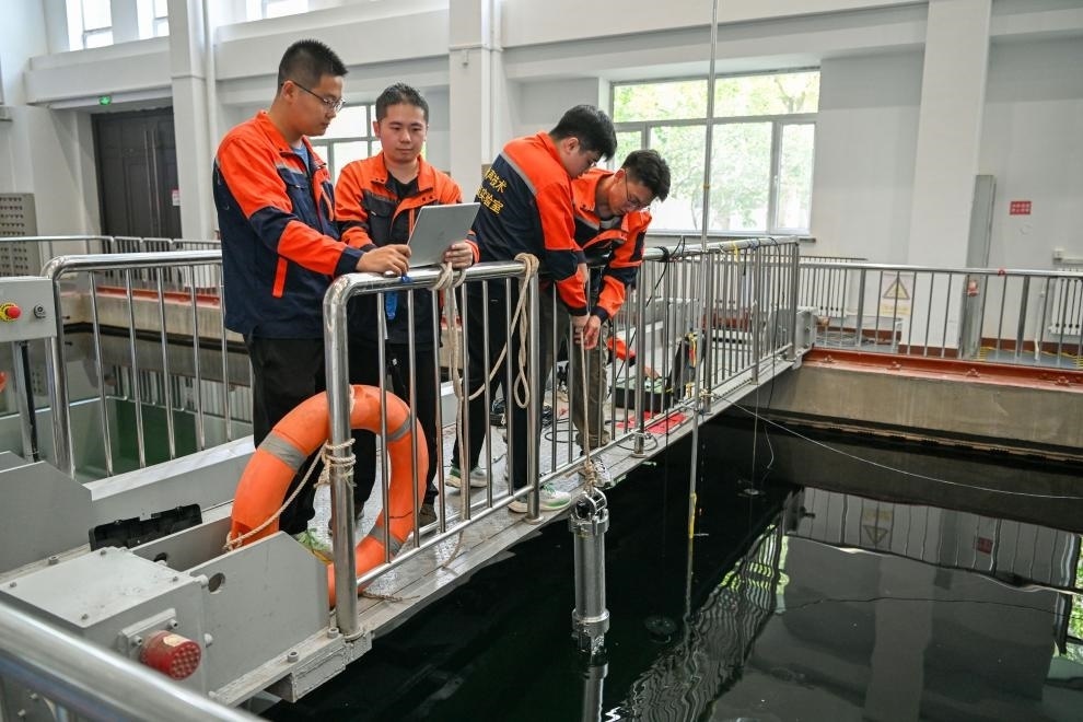 哈爾濱工程大學(xué)水聲工程學(xué)院學(xué)生在進(jìn)行技術(shù)實(shí)驗(yàn)。新華社記者王松 攝