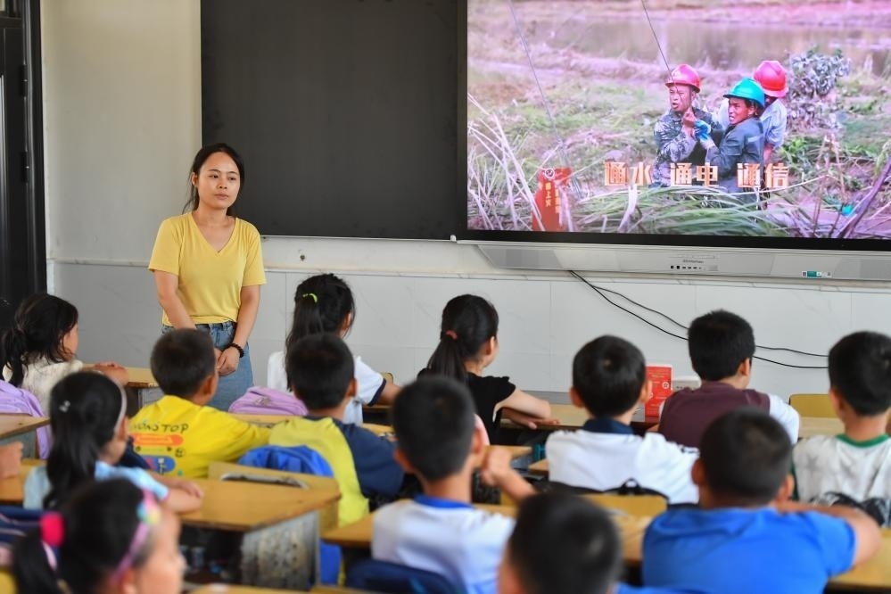 今年夏天，湖南華容縣等地遭受洪澇災(zāi)害。9月，華容縣一所學(xué)校，老師通過(guò)講述防災(zāi)救災(zāi)故事，引導(dǎo)孩子們知情、共情，汲取成長(zhǎng)的力量。
