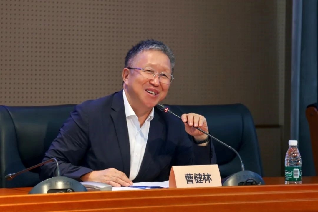 科技部原副部長、十三屆全國政協(xié)教科衛(wèi)體委員會副主任、現(xiàn)任季華實驗室理事長、主任曹健林致辭。主辦方供圖