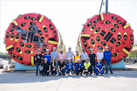 中外員工在盾構(gòu)機前合影。中國電建供圖