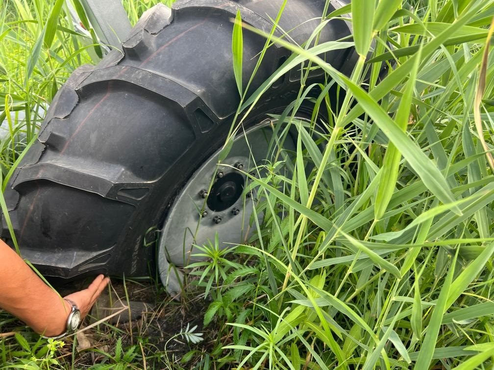 林甸縣一處大型噴灌設(shè)備癟了的輪胎。新華社記者董寶森攝