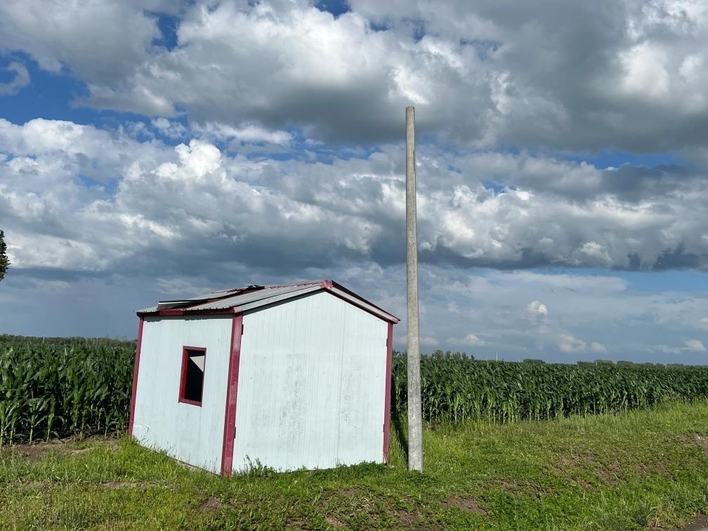 林甸縣一處保護水源井的鐵皮房出現(xiàn)破損，未見配套設(shè)備。新華社記者董寶森攝
