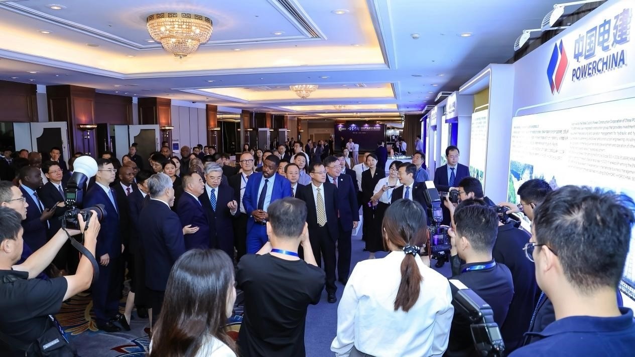 與會嘉賓參觀主題展覽。主辦方供圖