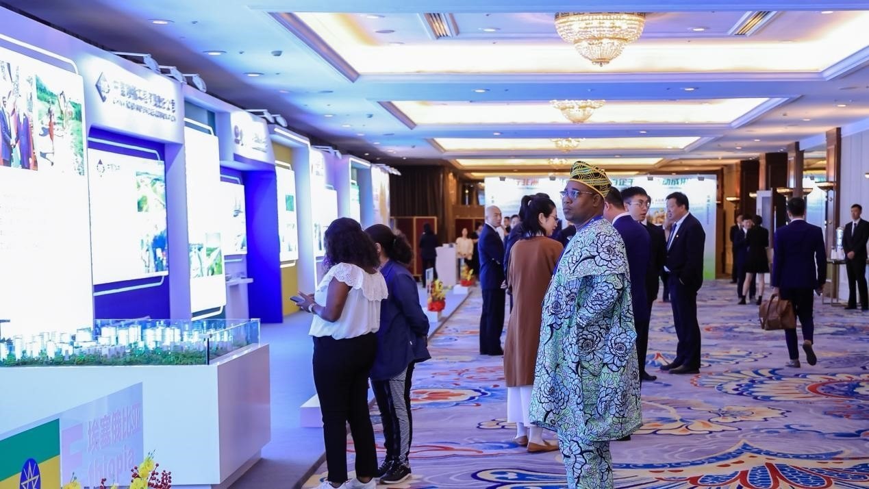 與會嘉賓參觀主題展覽。主辦方供圖