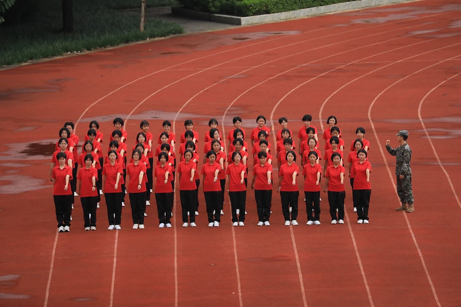 華坪女高2024級新生軍訓。華坪縣融媒體中心供圖