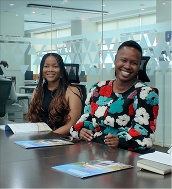 支隊(duì)成員在CGTN非洲總站與當(dāng)?shù)赜浾呓涣?。穆瑞瑩攝