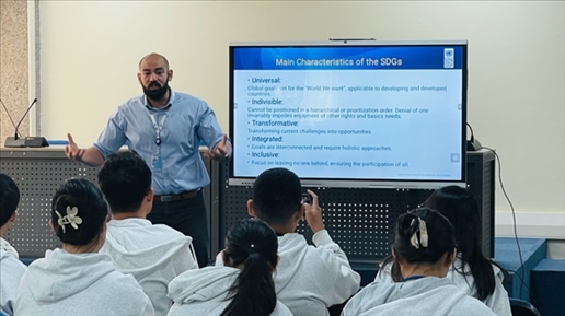 聯(lián)合國內(nèi)羅畢辦事處的工作人員為支隊(duì)成員講解可持續(xù)發(fā)展目標(biāo)。林源攝