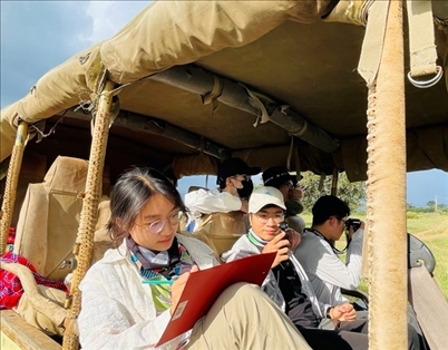 支隊(duì)成員開展長頸鹿監(jiān)測(cè)國際志愿工作。林源攝