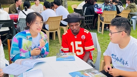 支隊(duì)成員在青年論壇上與世界各地的志愿者交流。 林源攝