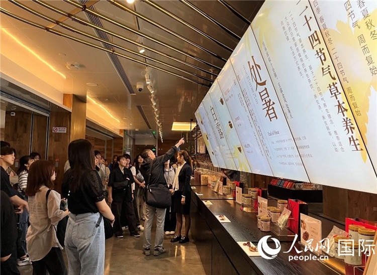 2. 日中友好協(xié)會(huì)青年代表團(tuán)一行學(xué)習(xí)24節(jié)氣養(yǎng)生知識。（人民網(wǎng)記者陳思 攝）