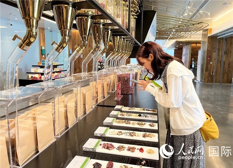 4. 代表團(tuán)團(tuán)員對新中式茶飲的食材充滿興趣。（人民網(wǎng)記者陳思 攝）