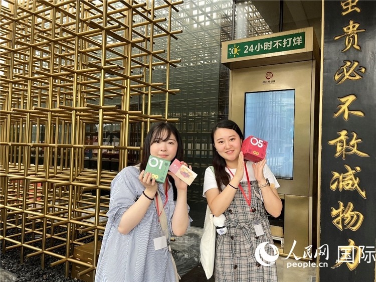 5. 代表團(tuán)團(tuán)員展示通過無人售藥機(jī)購買的盲盒。（人民網(wǎng)記者陳思 攝）