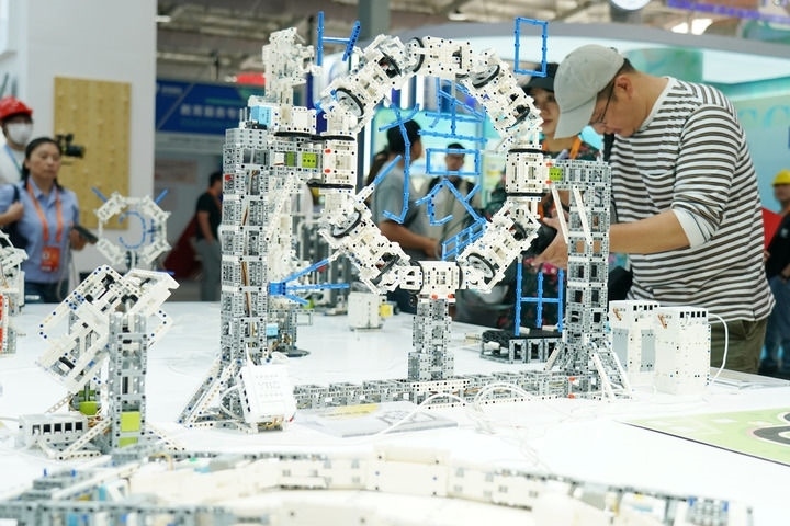 2024年9月11日，記者在服貿(mào)會(huì)首鋼園區(qū)教育服務(wù)館采訪。新華社記者 張晨霖 攝