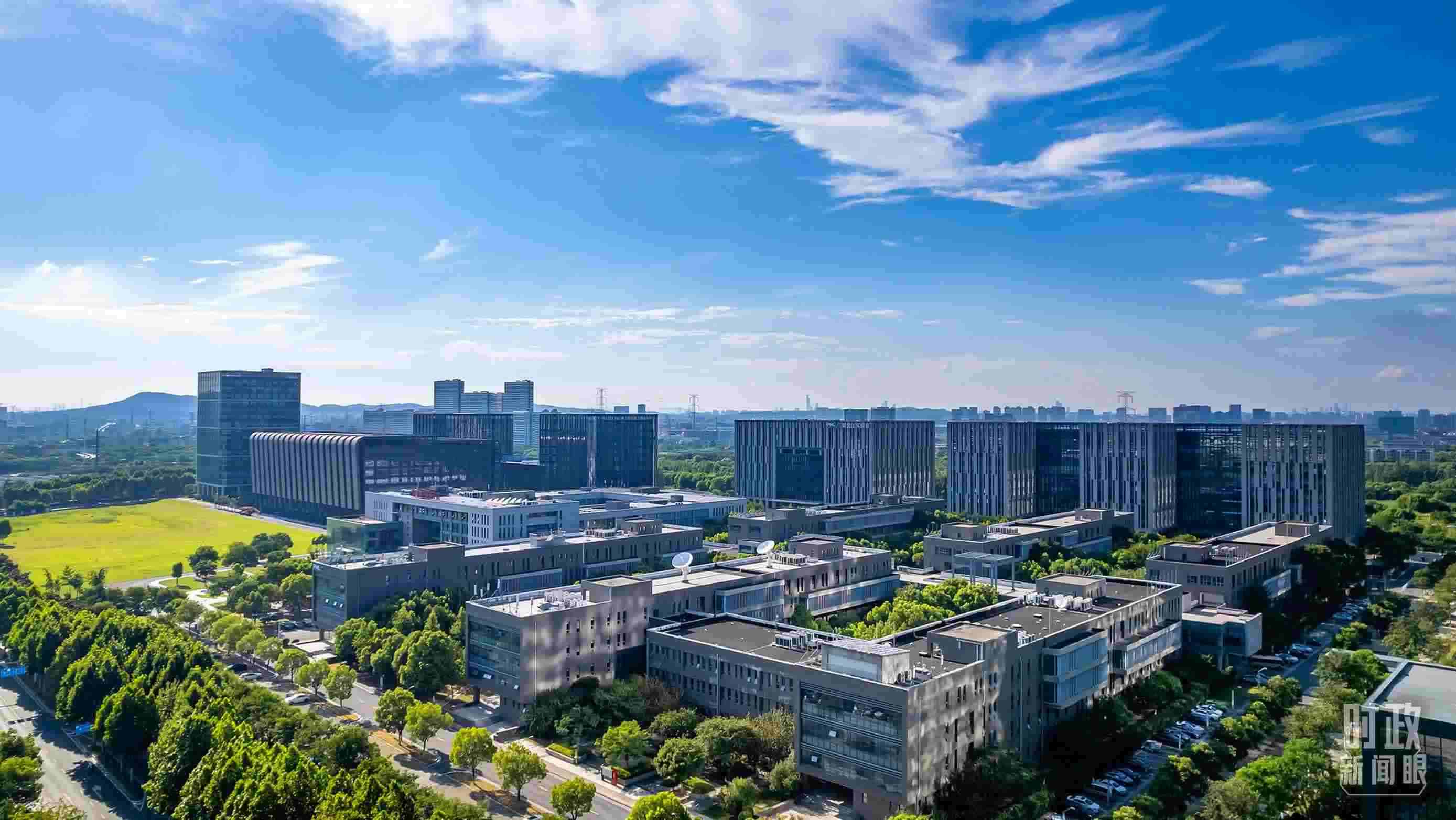  △2023年7月，習(xí)近平調(diào)研南京紫金山實(shí)驗(yàn)室，強(qiáng)調(diào)要為實(shí)現(xiàn)高水平科技自立自強(qiáng)立下功勛。（圖/視覺中國(guó)）