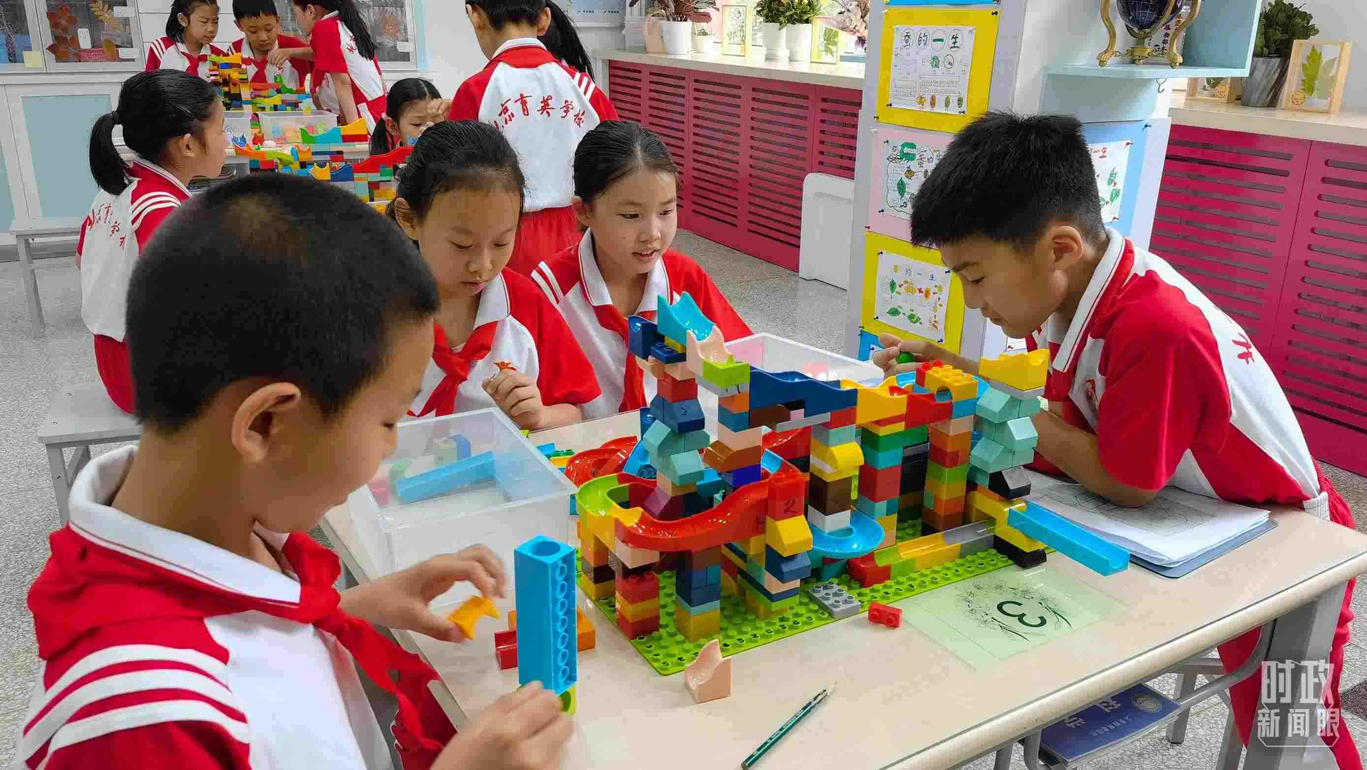  △這是北京育英學(xué)校的科學(xué)教室。2023年5月，習(xí)近平在這里調(diào)研時(shí)，希望同學(xué)們從小樹立“科技創(chuàng)新、強(qiáng)國(guó)有我”的志向。（總臺(tái)央視記者石丞拍攝）