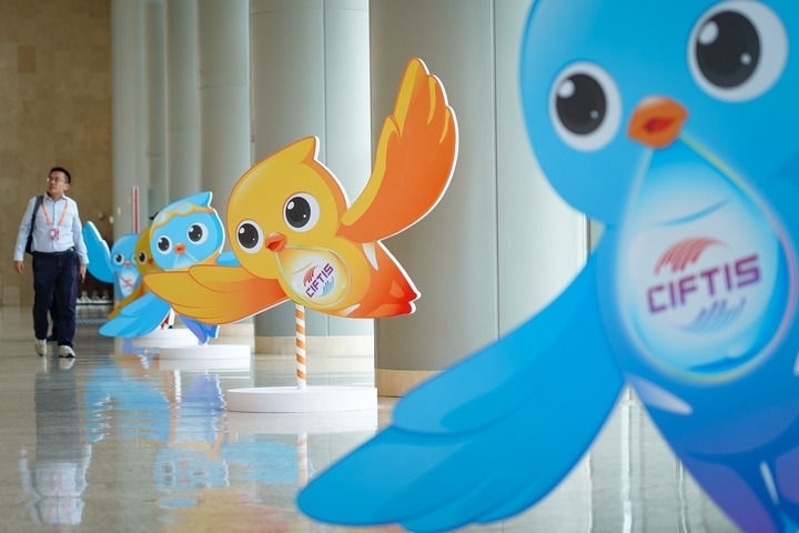 2024年9月11日在國(guó)家會(huì)議中心拍攝的服貿(mào)會(huì)吉祥物“福燕”形象。新華社記者 陳鐘昊 攝