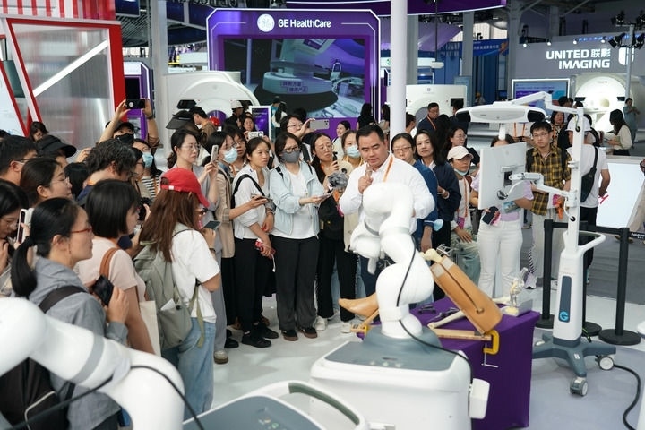 2024年9月11日，記者在服貿(mào)會(huì)首鋼園區(qū)健康衛(wèi)生服務(wù)館采訪。新華社記者 張晨霖 攝