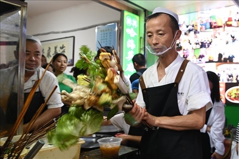 店員準(zhǔn)備制作天水麻辣燙。新華社記者 范培珅 攝