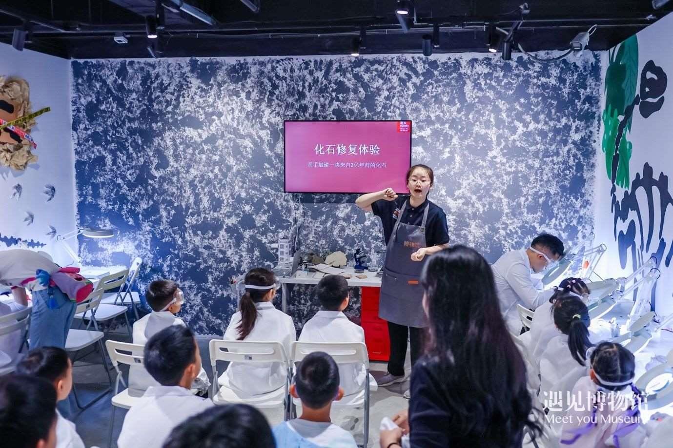 3. 小朋友們在“2億年的地球記憶——恐龍化石特展”體驗當(dāng)“小小科學(xué)家”。遇見博物館供圖