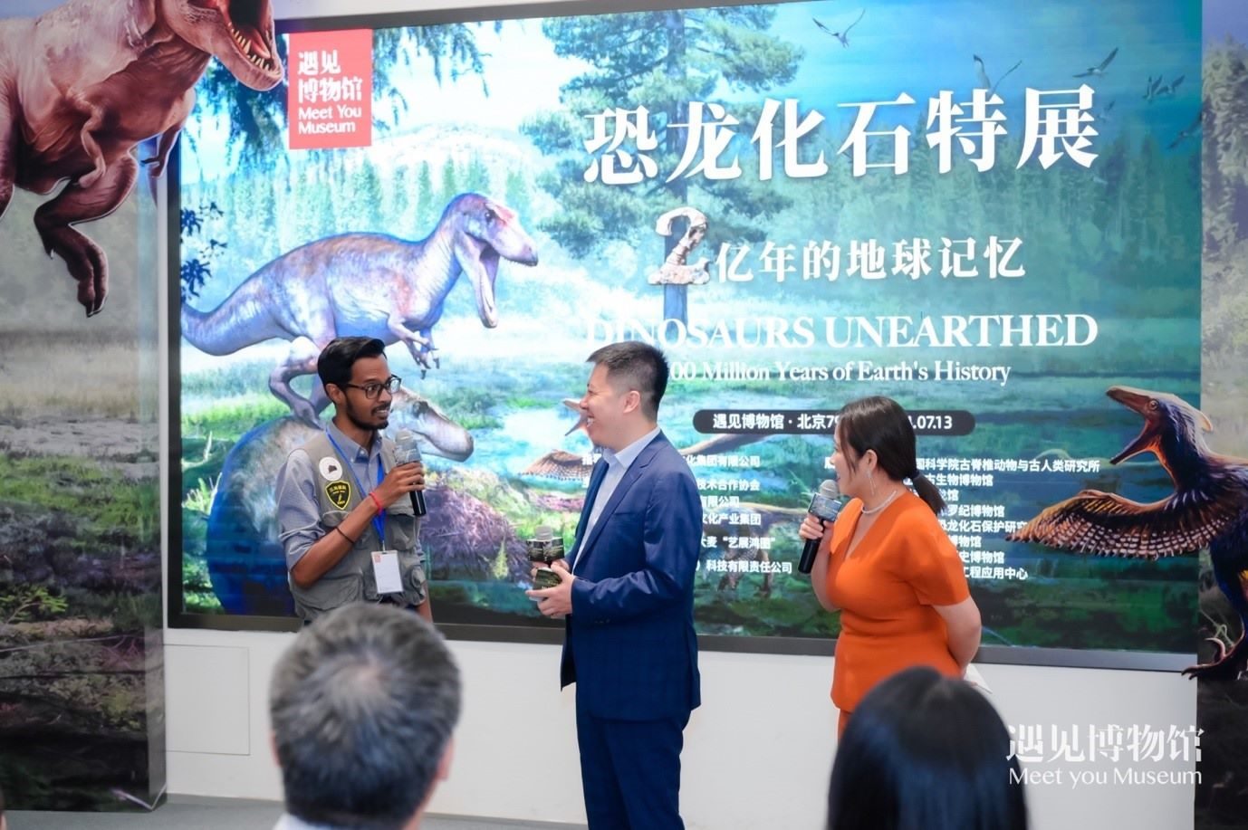 8. 中國科學(xué)院古脊椎動物與人類研究所特別研究助理保羅·拉米向游客介紹“2億年的地球記憶——恐龍化石特展”。遇見博物館供圖