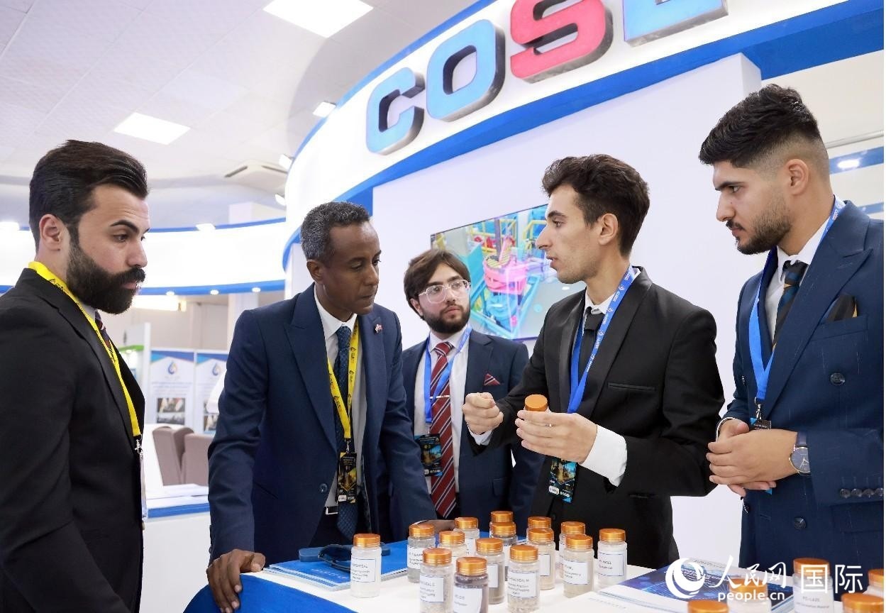 圖為中海油服工作人員在介紹產(chǎn)品。人民網(wǎng)記者 管克江攝