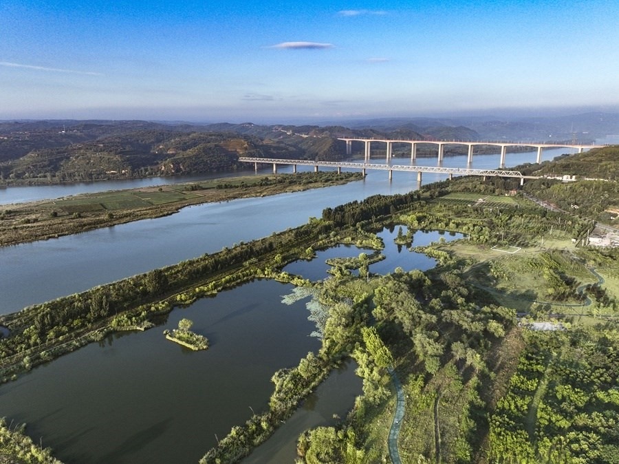 這是2023年8月28日在河南黃河濕地國家級自然保護(hù)區(qū)濟源段拍攝的景色（無人機照片）。新華社發(fā) 苗秋鬧 攝