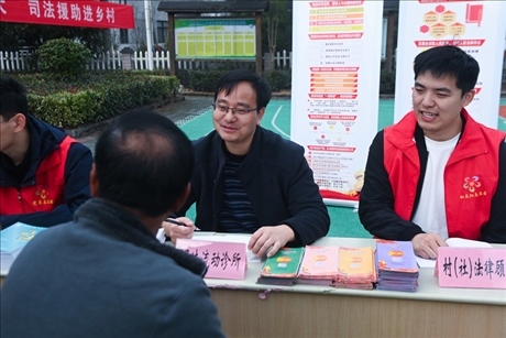 2022年11月9日，在杭州市臨安區(qū)太陽(yáng)鎮(zhèn)上太陽(yáng)村，臨安區(qū)太陽(yáng)司法所所長(zhǎng)方凱（右二）現(xiàn)場(chǎng)解答法律問題。 新華社記者 徐昱 攝