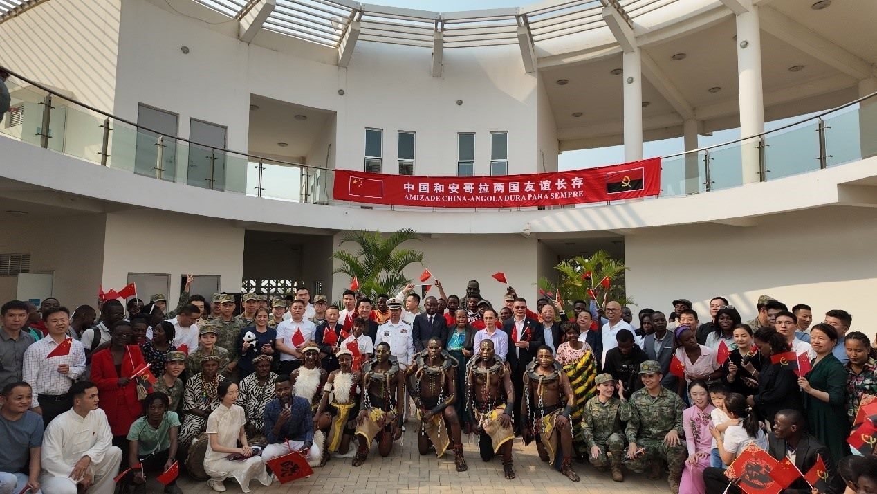 文化聯(lián)誼活動合影。內(nèi)圖大學(xué)孔子學(xué)院供圖