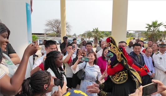 川劇變臉《蜀風(fēng)妙韻》。內(nèi)圖大學(xué)孔子學(xué)院供圖