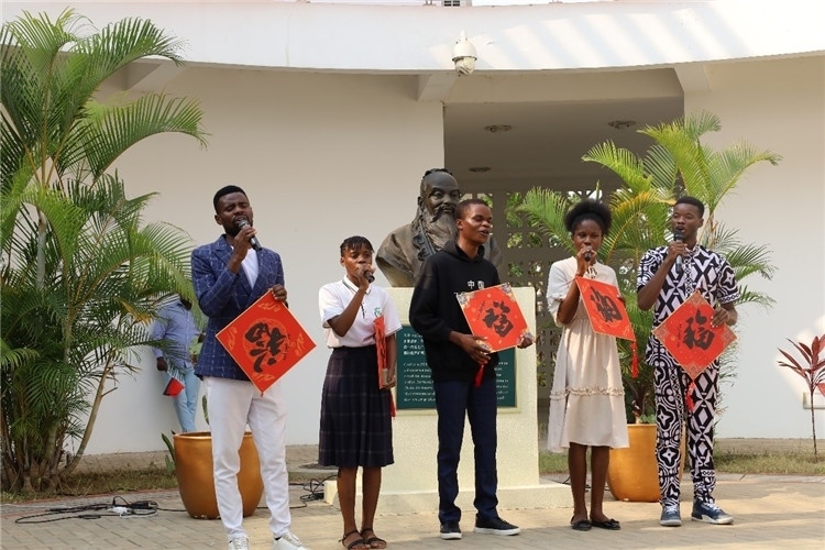 孔院學(xué)生演唱歌曲《故鄉(xiāng)的云》。內(nèi)圖大學(xué)孔子學(xué)院供圖