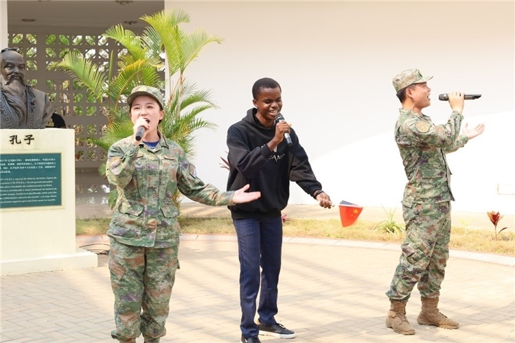 孔院學(xué)生與中國海軍官兵合唱《天地龍鱗》。內(nèi)圖大學(xué)孔子學(xué)院供圖