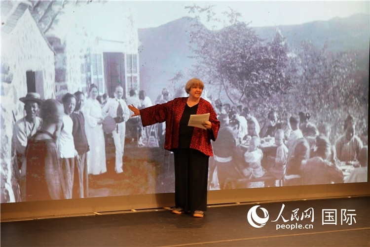 2、美國“鼓嶺之友”代表穆言靈講述友好故事。 人民網(wǎng)記者 李志偉攝