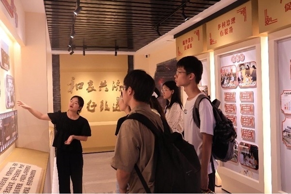 中央民族大學(xué)與中國人民大學(xué)聯(lián)合開展“大國邊疆”實(shí)踐調(diào)研活動(dòng)。校方供圖
