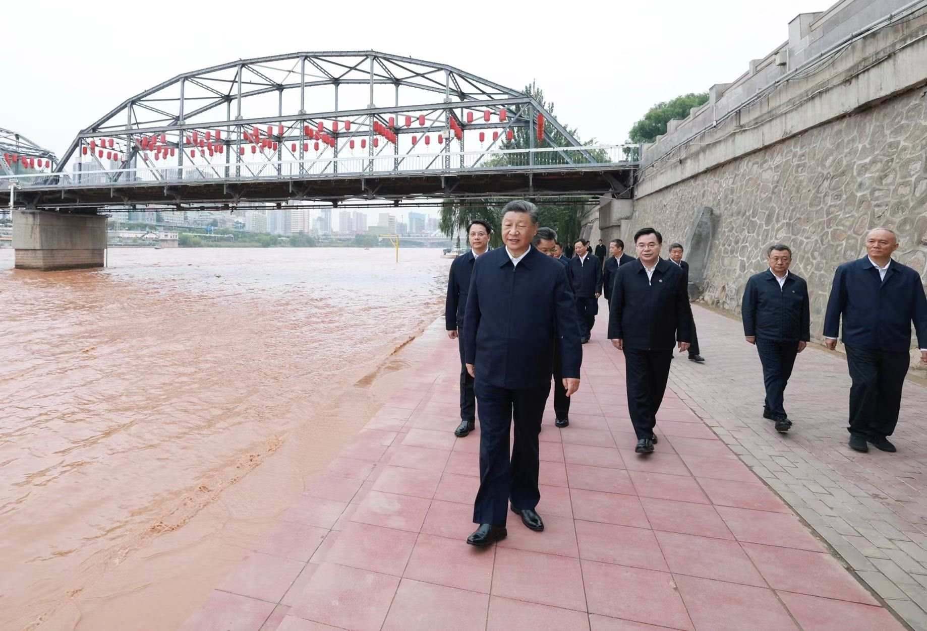 △9月11日下午，甘肅蘭州市黃河蘭州中山橋段，習(xí)近平總書(shū)記了解當(dāng)?shù)赝苿?dòng)黃河流域生態(tài)保護(hù)等情況。