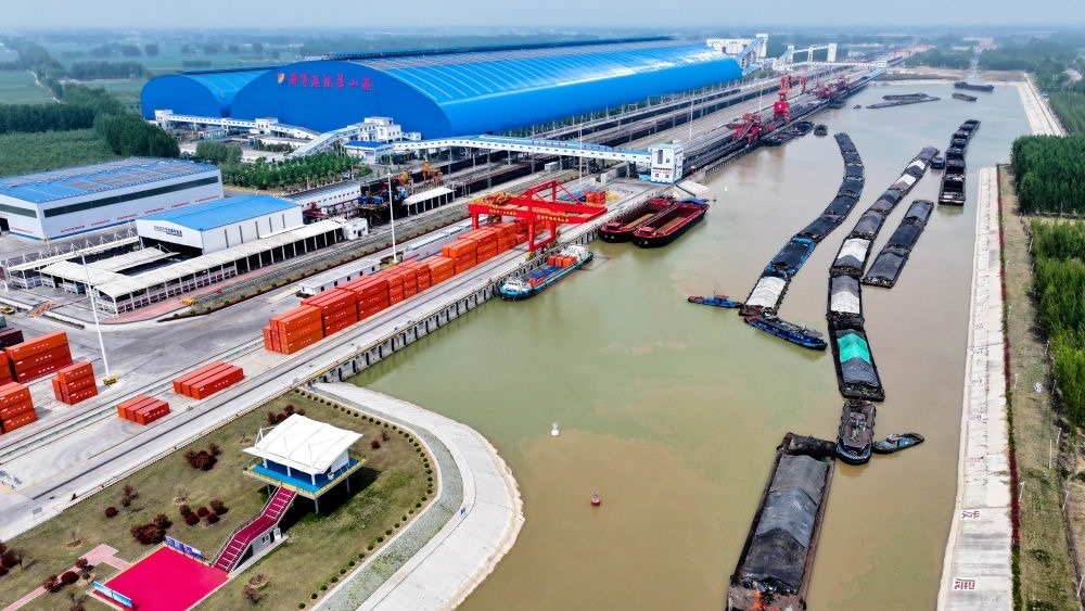 2024年4月24日，船舶行駛在山東濟寧港航梁山港航道上（無人機照片）。近年來，山東省加快構建沿黃陸海大通道，有效促進黃河流域各省區(qū)物流降本增效，實現(xiàn)更高水平對外開放。