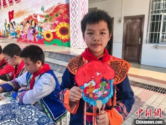 翠竹小學(xué)學(xué)生展示自己繪制的團(tuán)扇作品。蔣豐慧 攝