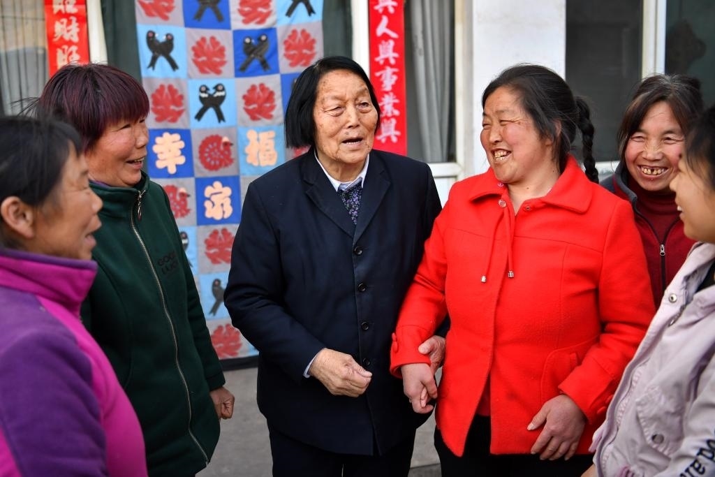 2019年3月23日，申紀蘭（左三）在山西省平順縣西溝村與村民分享全國兩會精神。新華社記者 曹陽 攝