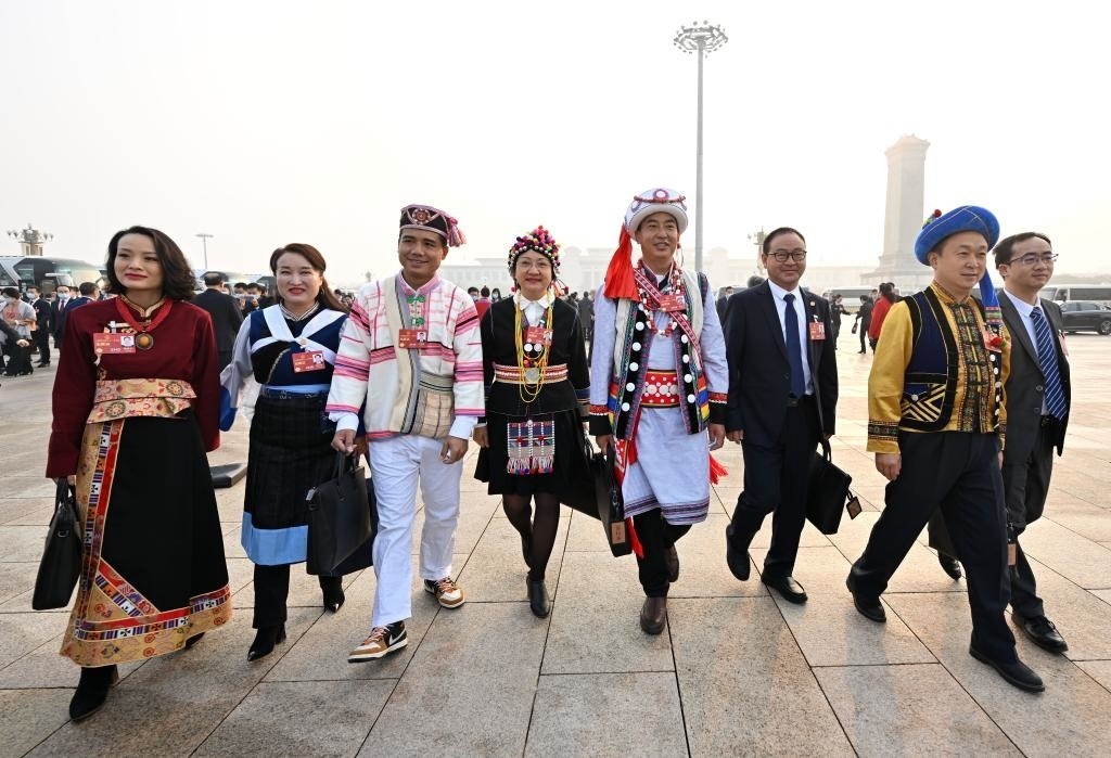 2023年3月5日，第十四屆全國人民代表大會第一次會議在北京人民大會堂開幕。這是全國人大代表走向會場。新華社記者 陳益宸 攝
