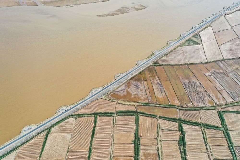 2024年5月26日在內(nèi)蒙古巴彥淖爾市臨河區(qū)拍攝的黃河（無人機照片）。巴彥淖爾市位于黃河“幾字彎”北端，擁有富饒的河套灌區(qū)，引黃灌溉面積達1000多萬畝。近年來，在引黃灌溉工程支撐下，河套灌區(qū)年均糧食總產(chǎn)量達60億斤以上。