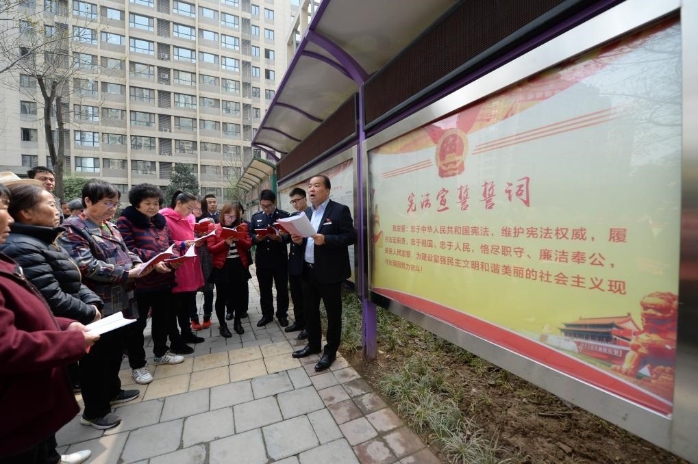 2018年3月20日，陜西寶倫律師事務所專職律師白銀濤（右一）在西安華遠君城社區(qū)宣傳憲法知識。新華社記者 李一博 攝