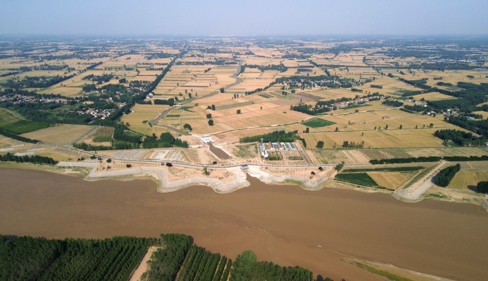 2024年6月19日，位于黃河高青段的馬扎子引黃閘開閘引水（無人機照片）。5月1日至6月18日，山東省累計啟用引黃閘63座，引黃河水量10.06億立方米，保障農(nóng)業(yè)灌溉需求。