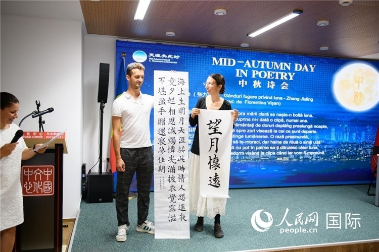 現(xiàn)場的羅馬尼亞書法愛好者書寫并展示作品。傅永山攝