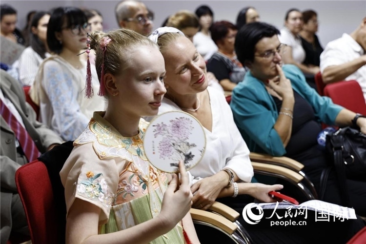 現(xiàn)在嘉賓觀看表演。傅永山攝