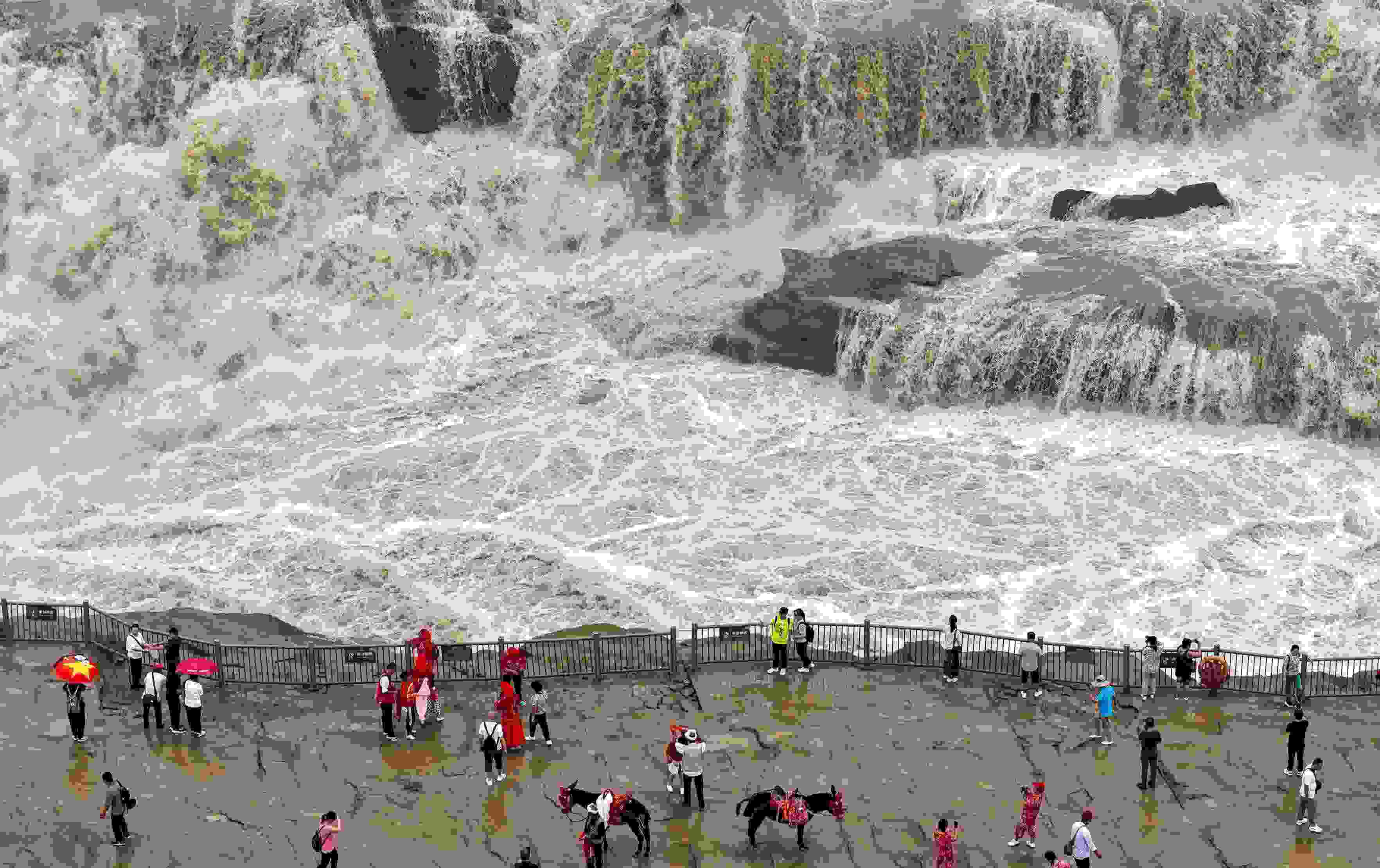 △9月9日，游客在黃河壺口瀑布景區(qū)游覽。