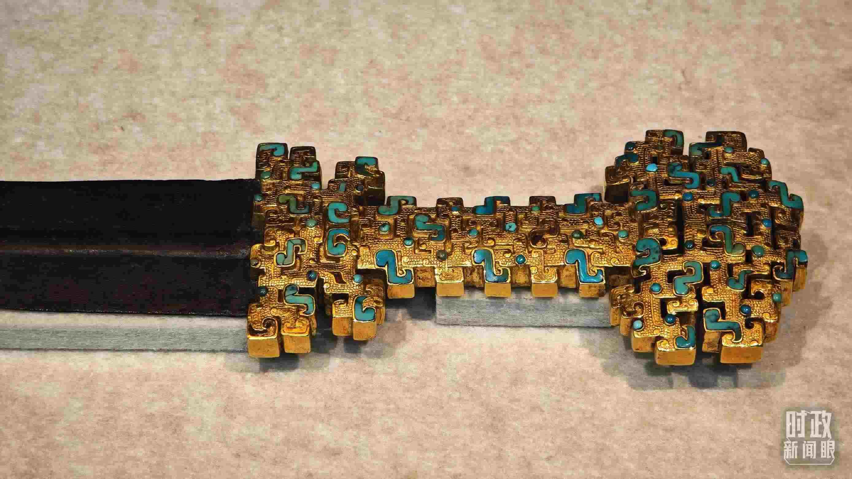 △這是1992年寶雞市益門二號(hào)墓出土的金柄鐵劍，劍柄嵌有綠松石。（總臺(tái)央視記者彭漢明拍攝）