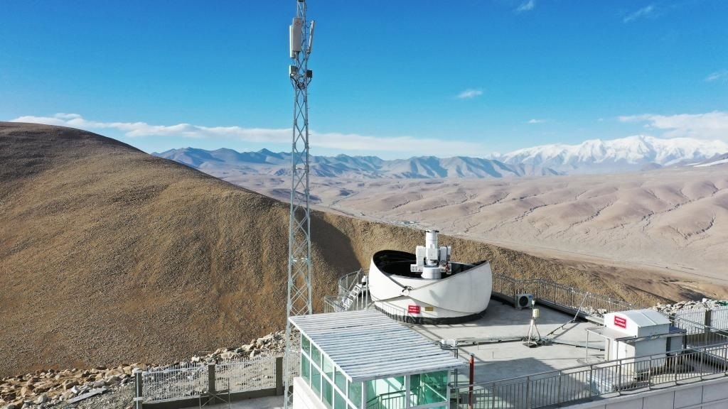 正在運(yùn)行的塔縣星地激光通信地面站。（中國(guó)科學(xué)院空天信息創(chuàng)新研究院供圖）