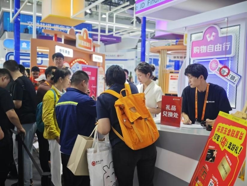 觀眾在金融服務(wù)展區(qū)體驗展臺的互動活動。人民網(wǎng)記者 黃盛攝