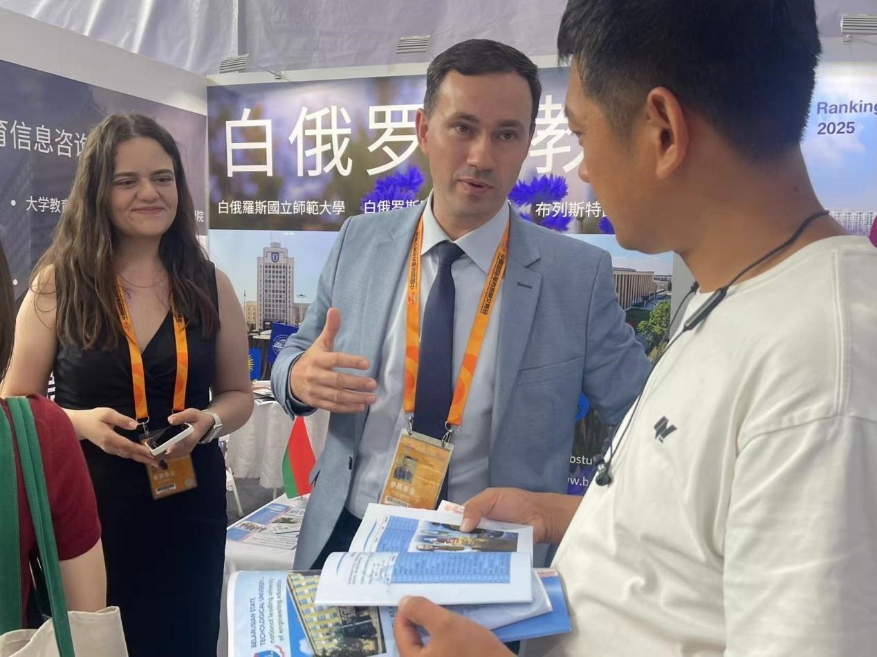 觀眾在展臺(tái)咨詢。人民網(wǎng)記者 何旭攝