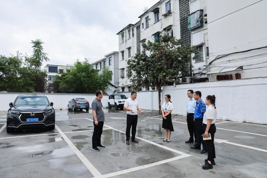 2024年9月11日，在浙江省湖州市，湖州吳興區(qū)人大代表、人大飛英街道工委代表及塔下街社區(qū)代表前往已改建的一處停車場(chǎng)進(jìn)行實(shí)地調(diào)研，監(jiān)督該改建項(xiàng)目的完成情況。新華社記者 徐昱 攝