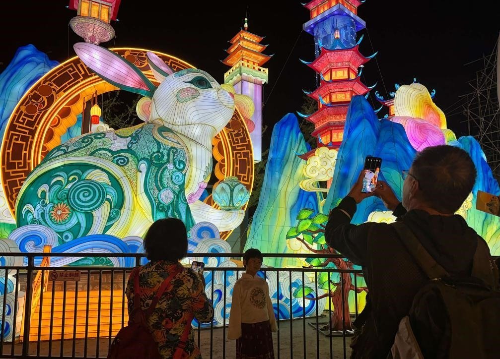 市民游客在2024年北京中秋國慶彩燈游園會欣賞彩燈。新華社記者楊淑君 攝